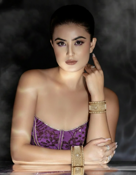 Set of 6 bangles embedded with antique-style pearl beads,